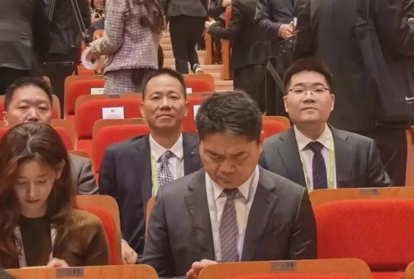 鸿牛配资 章泽天被曝和刘强东冷战后续：被扒消费降级，太像离婚后的大S！